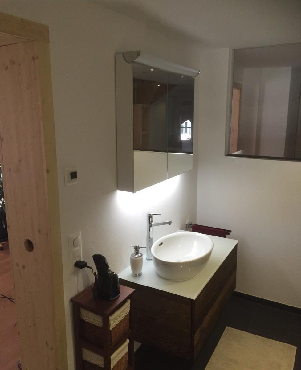 Badezimmer mit Spiegelbeleuchtung in Seltisberg